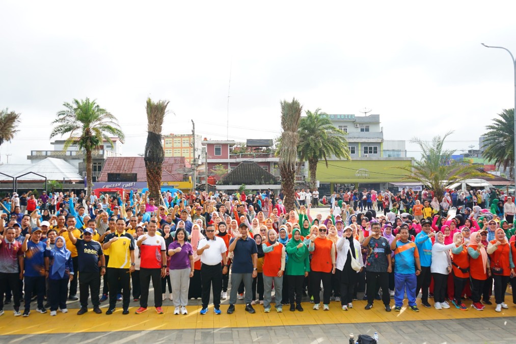 Dandim 0406/Lubuk Linggau Dan Ketua Persit KCK Cabang XVII Serta Persit Kodim 0406 Lubuk Linggau Hadir Mengikuti Senam SKJ Bersama di Alun-Alun Merdeka