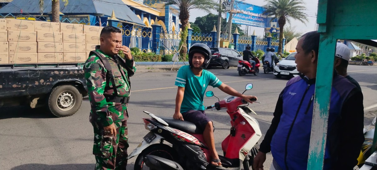 Babinsa Koramil 406-08/Lubuk Linggau Ajak Pedagang Mikro Jaga Kebersihan.