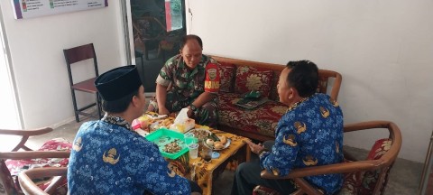 Babinsa Koramil 406-07/Jayaloka Laksanakan Komsos dengan Staf Guru SDN Marga Tunggal