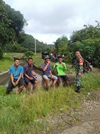 Babinsa Koramil 406-09/Terawas Laksanakan Komsos dengan Warga, Ingatkan Pentingnya Keamanan dan Kebersihan Lingkungan