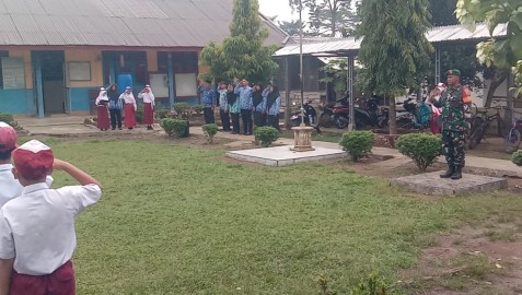 Babinsa Koramil 406-04/Muara Lakitan Pimpin Upacara Bendera di SDN 2 Jajaran Baru