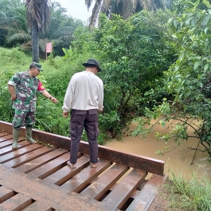 Babinsa Koramil 406-07/Jayaloka Bersama Mitra Karib Lakukan Pemantauan Debit Air di Desa Temelat