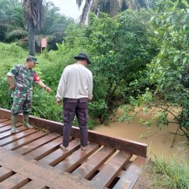 Babinsa Koramil 406-07/Jayaloka Bersama Mitra Karib Lakukan Pemantauan Debit Air di Desa Temelat