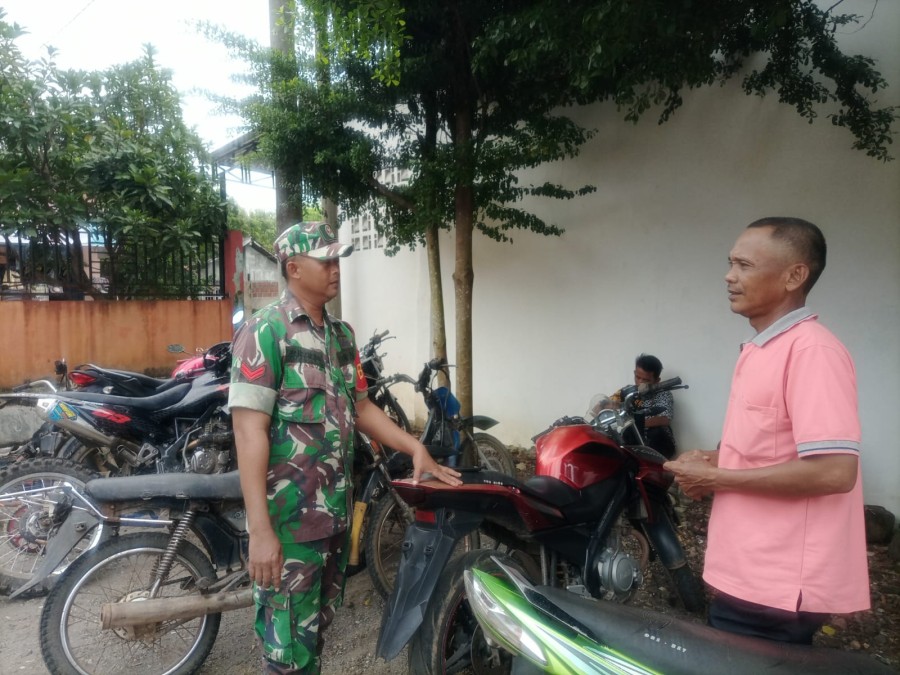 Babinsa Koramil 406-07/Jayaloka Jalin Komsos dengan Masyarakat Desa Kertosono