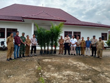 Babinsa Koramil 406-02/Rawas Ilir Hadiri Penanaman 50 Bibit Sawit di Halaman Kantor Camat Rawas Ilir