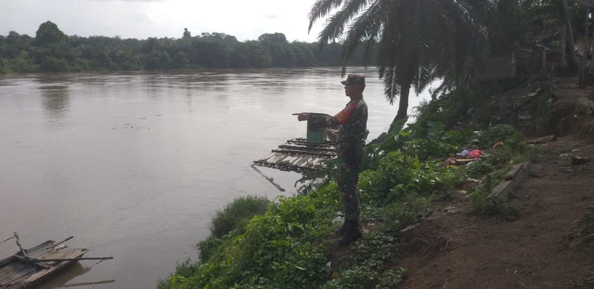 Babinsa Koramil 406-04/Muara Lakitan Antisipasi Banjir, Aktif Pantau Arus Sungai di Wilayah Rawan