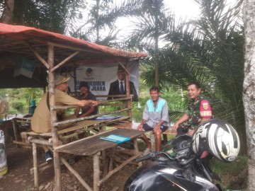 BABINSA KORAMIL 406-08/LUBUKLINGGAU GELAR KOMUNIKASI SOSIAL BERSAMA SEKRETARIS LURAH PETANANG ILIR