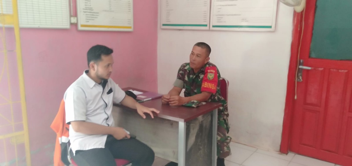 Sertu Fajri Maulani Jalin Silaturahmi dengan Perangkat Desa Semanggus Lama