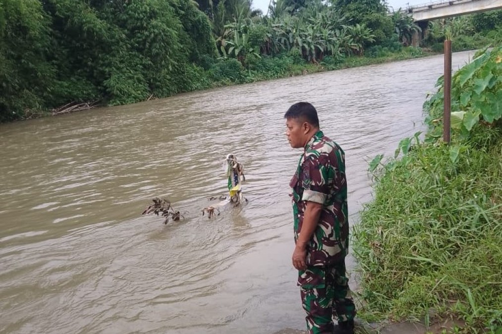 Antisipasi dan Penanggulangan Bencana Banjir, Babinsa Koramil 406-10/Lubuk Linggau Timur Cek Kondisi Aliran Sungai