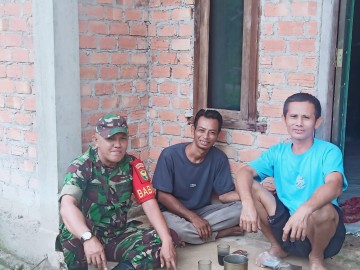 BABINSA ORAMIL 406-01/RAWAS ULU SOSIALISASIKAN KEAMANAN LINGKUNGAN KEPADA WARGA DESA PANGKALAN