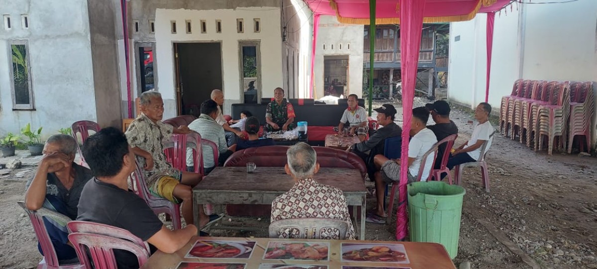 Babinsa Koramil 406-01/Rawas Ulu Serka Andi Gustar Laksanakan Komsos di Desa Lubuk Kemang