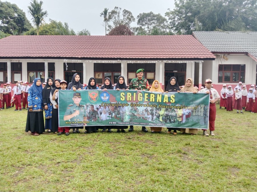 Gelorakan Semangat Nasionalisme Babinsa Koramil 406-05/Muara Kelingi Bertindak Sebagai Inspektur Upacara Disekolah