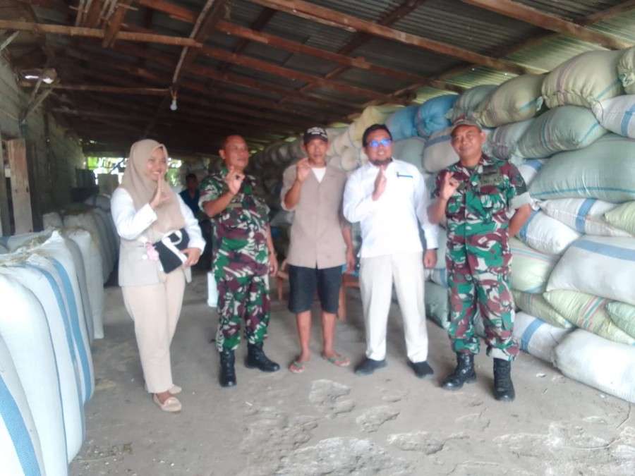 Danramil 406-10/Lubuk Linggau Timur Bersama Babinsa dan Petugas Bulog Koordinasi Kerjasama Dengan Pemilik Penggilingan Padi