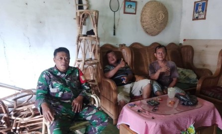 Babinsa Koramil 406-10/Lubuk Linggau Timur Komunikasi Sosial dengan Warga Pengrajin Rotan