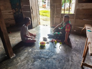 Babinsa Koramil 406-09/Terawas Serda M. Kalsum Laksanakan Komsos dengan Warga, Himbau Penyerapan Gabah Kering oleh Bulog