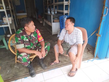 Babinsa Komsos dengan Pemilik Toko Obat Pertanian, Bahas Program Swasembada Pangan