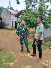 Babinsa Koramil 406-07/Jayaloka Jalin Komsos dengan Warga Desa Sidodadi