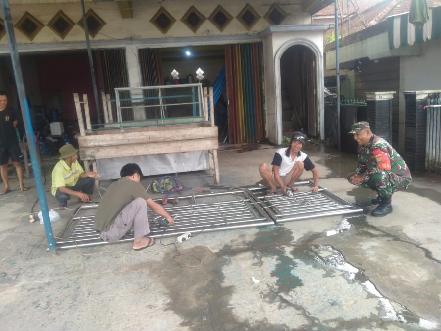 Babinsa Koramil 406-10/Lubuk Linggau Timur Komsos dengan Pengusaha Last Pagar Trali