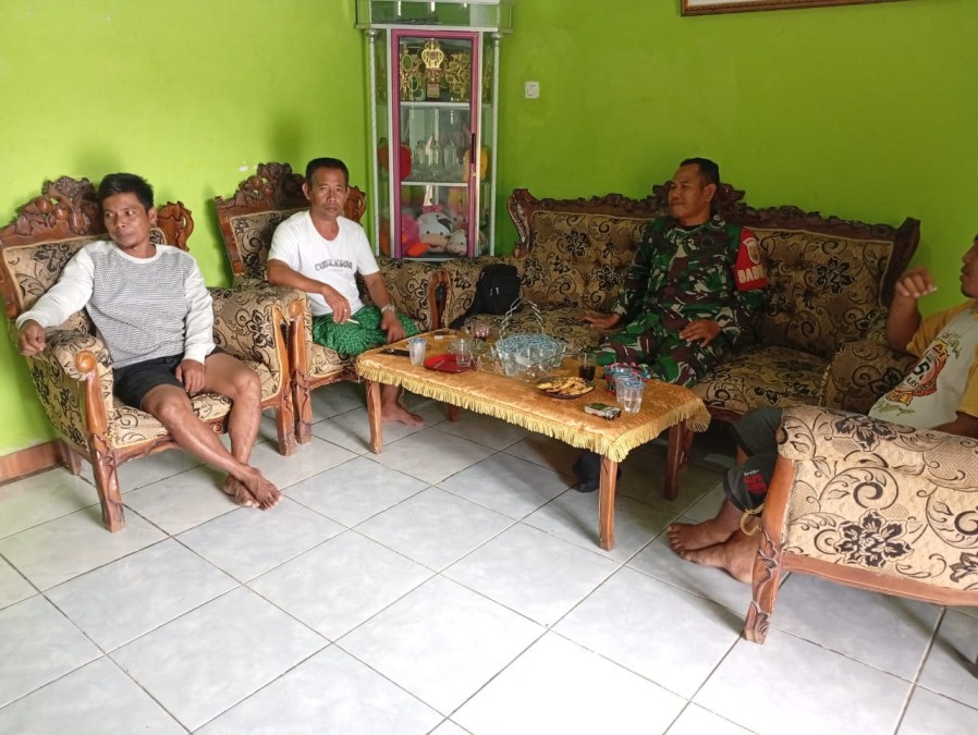 Babinsa Koramil 406-01/Rawas Ulu Laksanakan Komsos di Desa Sungai Lanang