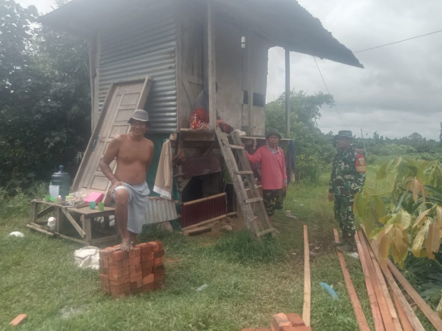 Babinsa Koramil 406-09/Terawas Melaksanakan Komsos bersama Warga Binaan.