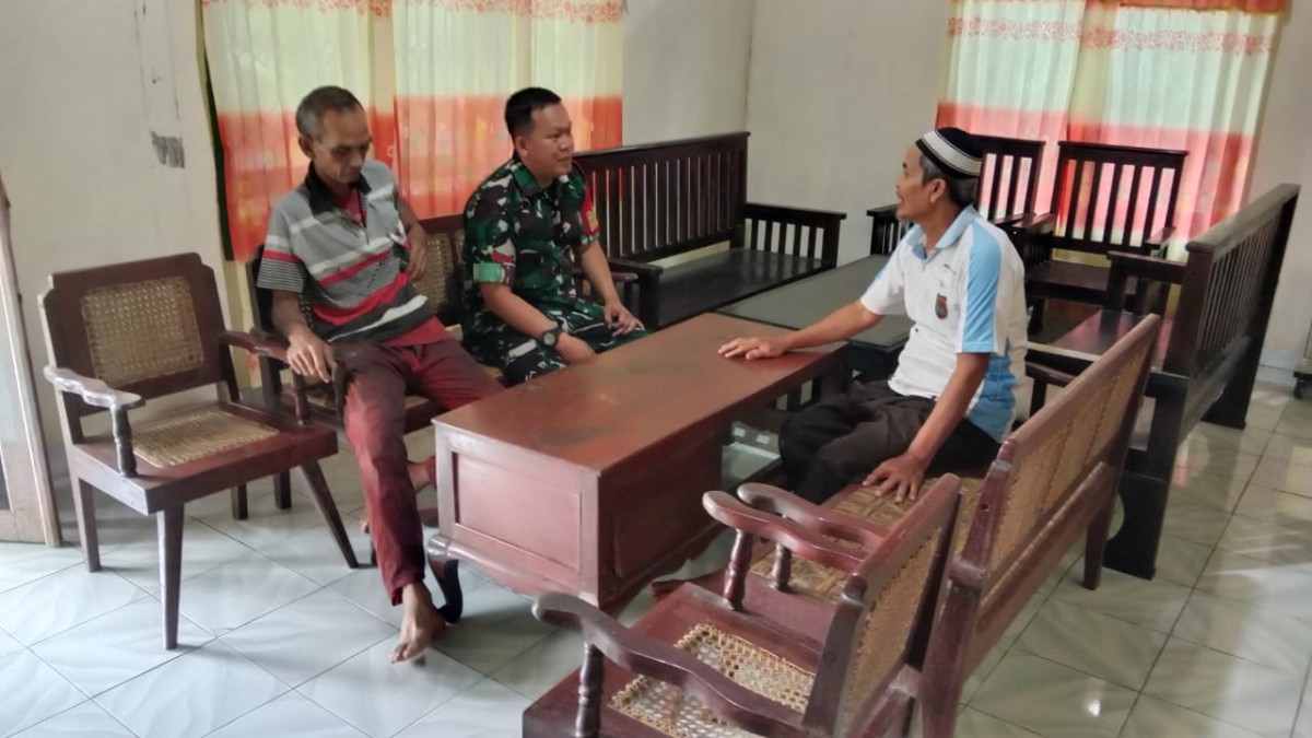 Babinsa Koramil 406-09/Terawas Koptu Evan Laksanakan Komsos dengan Ketua Kelompok Tani.