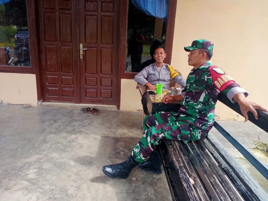 Babinsa Koramil 406-07/Jayaloka Jalin Keakraban dengan Anggota Pos Pol Sukakarya