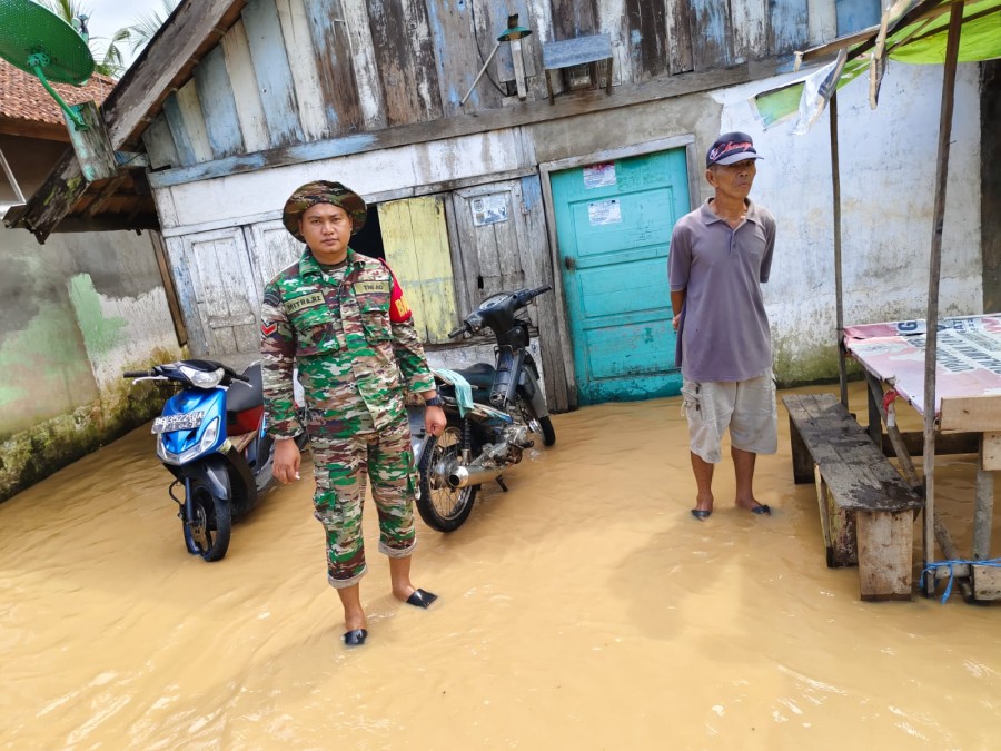 BABINSA KORAMIL 406-03/RUPIT TINJAU LOKASI BINAAN TERDAMPAK BANJIR DI DESA NOMAN BARU