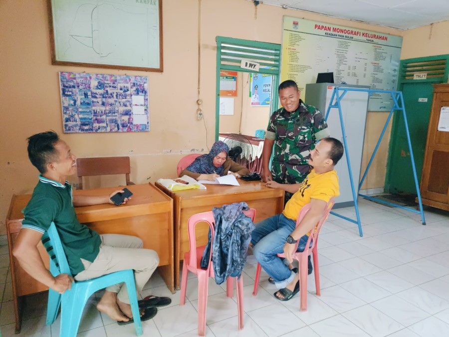 Babinsa Koramil 406-08/Lubuklinggau Ingatkan Warga untuk Menjaga Kesehatan dan Kebersihan di Musim Penghujan