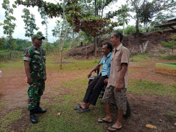 Babinsa Koramil 406-07/Jayaloka Jalin Komsos dengan Warga Desa Kertosono