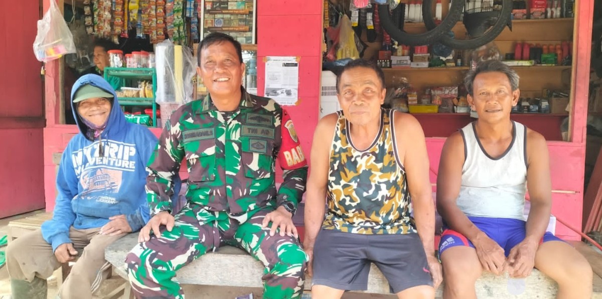 Bincang Santai Babinsa Koramil 406-05/Muara Kelingi Bersama Warga di Hari Pertama Puasa Ramadhan