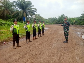 Babinsa Koramil 406-02/Rawas Ilir Berikan Arahan kepada Pekerja di PT. BSL