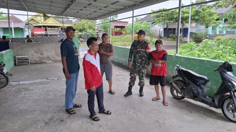 BABINSA KORAMIL 406-01/RAWAS ULU HIMBAU WARGA UNTUK MENJAGA KEBERSIHAN LINGKUNGAN