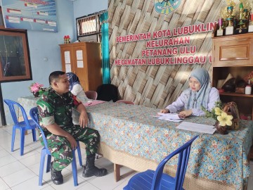 Babinsa Koramil 406-08/Lubuk Linggau Gelar Komsos dengan Lurah Petanang Ulu