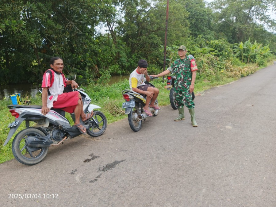 Babinsa Koramil 406-09/Terawas Serka Rahmat Wijaya Laksanakan Komsos Tentang Serapan Gabah di Desa Srimulyo
