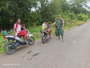 Babinsa Koramil 406-09/Terawas Serka Rahmat Wijaya Laksanakan Komsos Tentang Serapan Gabah di Desa Srimulyo