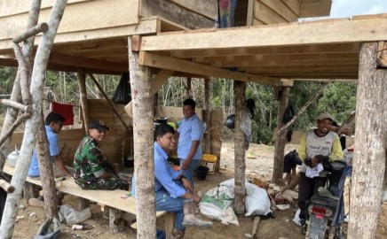 Babinsa Koramil 406-04/Muara Lakitan Melaksanakan Komsos dengan Masyarakat Desa SP 5 Tri Anggun Jaya