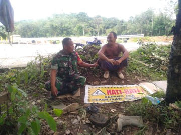 Babinsa Koramil 406-01/Rawas Ulu Serda Ali Kusno Ajak Warga Jaga Kebersihan Lingkungan