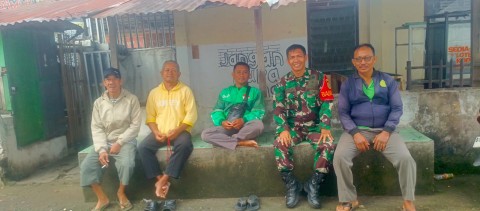 Babinsa Koramil 406-10/Lubuk Linggau Timur Komsos Bersama Para Ojol di Pangkalan Ojek