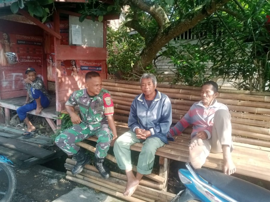 Babinsa Koramil 406-09/Terawas Laksanakan Komsos dengan Warga Desa Taba Gindo