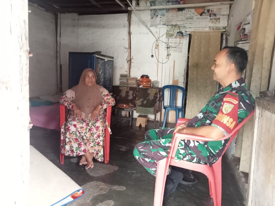 Babinsa Koramil 406-07/Jayaloka Jalin Keakraban dengan Ibu Siti di Desa Rantau Alih