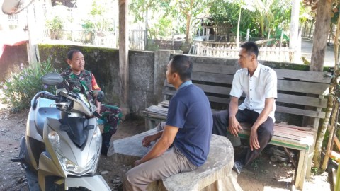 Babinsa Koramil 406-01/Rawas Ulu Laksanakan Komsos Tentang Keamanan dan Ketertiban di Desa Sukomoro