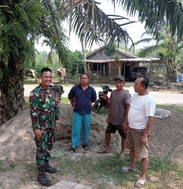Babinsa Koramil 406-02/Rawas Ilir Laksanakan Komsos dengan Warga Desa Mandi Angin