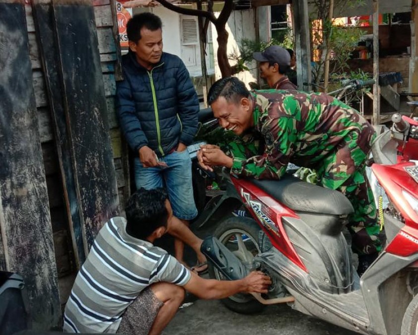 Babinsa Koramil 406-08/Lubuk Linggau Ingatkan Pekerja Bengkel Pentingnya Kepuasan dan Kepercayaan Konsumen
