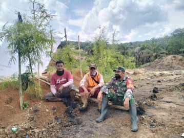 Babinsa Koramil 406-02/Rawas Ilir Ingatkan Warga Desa Kertasari untuk Waspada di Musim Penghujan