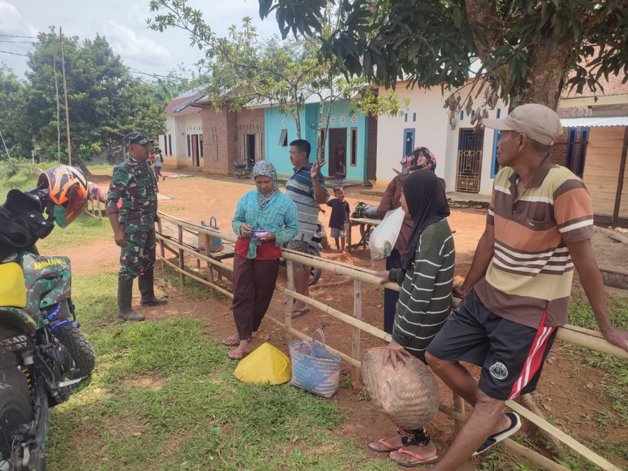 Babinsa Koramil 406-09/Terawas Sosialisasikan Harga Gabah Kering Panen di Wilayah Binaan.