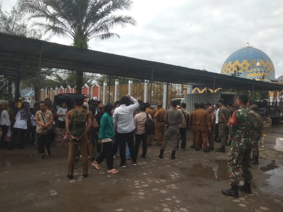 Babinsa Koramil 406-08/Lubuk Linggau Monitoring Bazar Sembako Ramadhan di Alun-Alun Taman Kurma