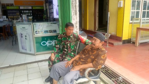 Babinsa Koramil 406-10/Lubuk Linggau Timur Jalin Komunikasi dengan Ketua RT didepan Sebuah Konter