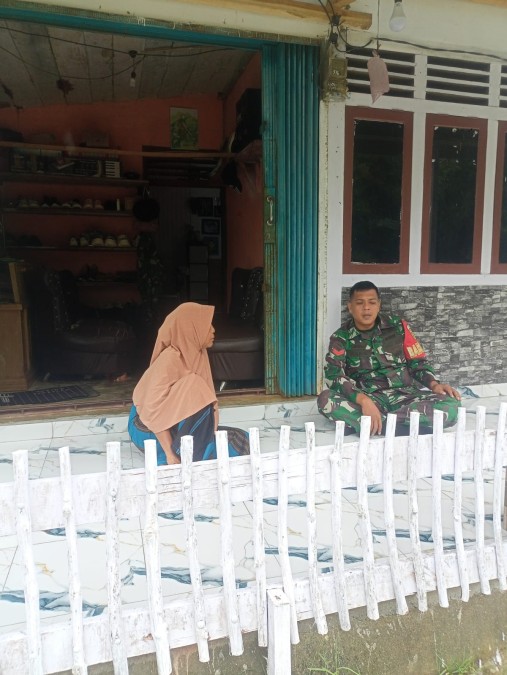Babinsa Koramil 406-07/Jayaloka Jalin Komsos dengan Warga Desa Giriyoso