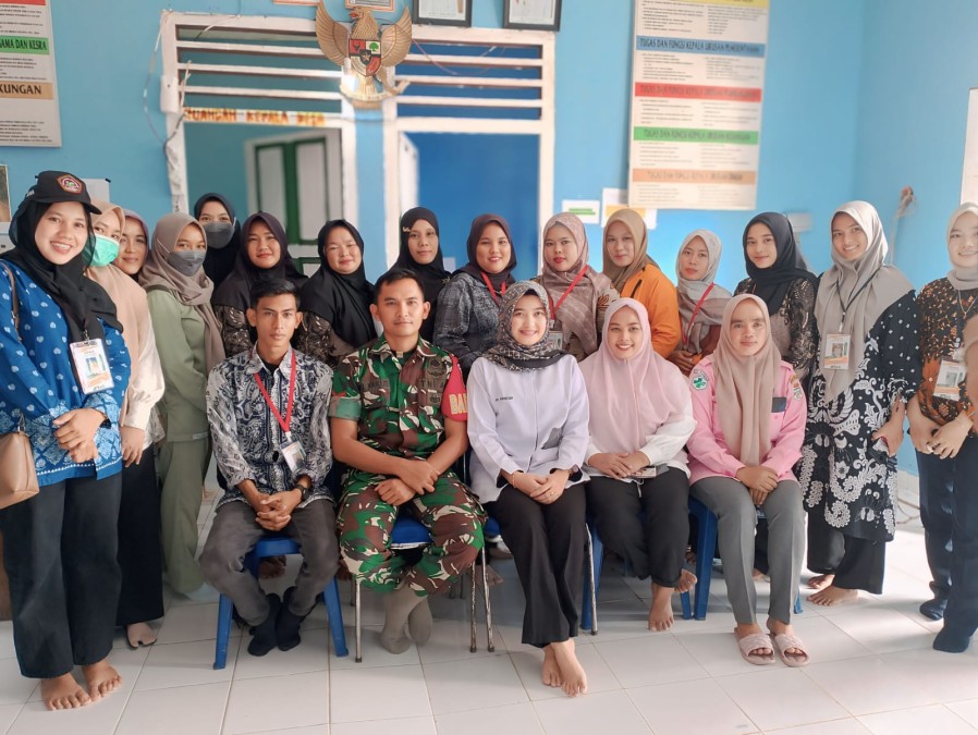 Babinsa Koramil 406-02/Rawas Ilir Kopda Riki Yakub Laksanakan Komsos dengan Warga Desa Batu Kucing