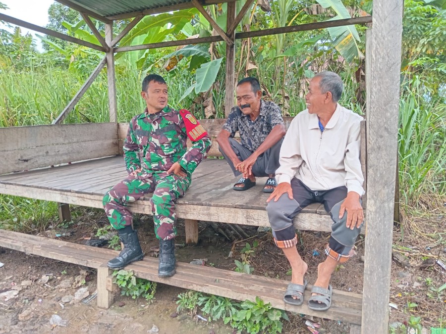 Babinsa Koramil 406-09/Terawas Laksanakan Komsos dengan Warga Bahas Kamtibmas